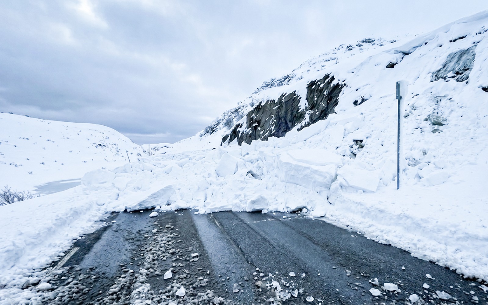 Avalanche debris blocking the road at Vikafjellet